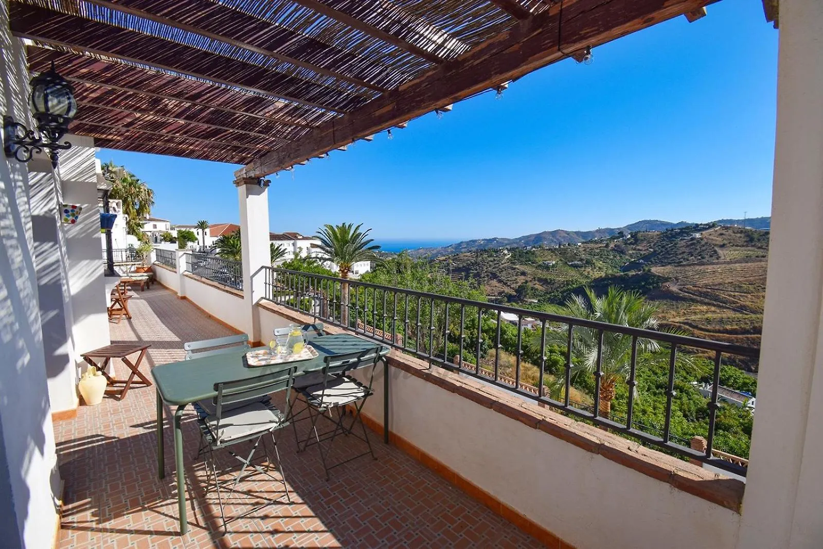 La Fuente Apt 4, Frigiliana Amazing 3 Bedroom 2 Bthroom Family Apartment With Views, Padel Court And 2 Pools Hansonholiday Rentals